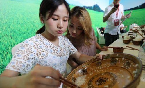 美女老乡吃瓜图片视频大全,美女老乡吃瓜瞬间，趣味视频图片大盘点